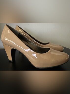 Easy Spirit Anti Gravity Nude Patent Leather Pumps Womens 8.5M EUC